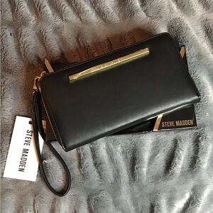 NWT Steve Madden Black Wallet with Gold Accent and zip all around